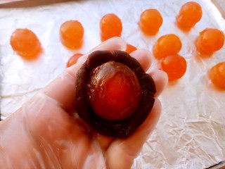 3、蛋黄酥,这个时候把油豆沙包鸭蛋黄每个包好一共是35克。