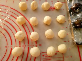 4、蛋黄酥,把油酥平均分成16份（每份13克左右)。