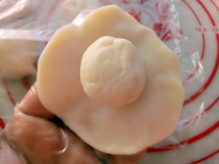 7、蛋黄酥,油皮用手按扁放入油酥包好。