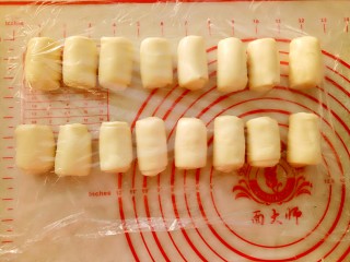 11、蛋黄酥,再依次用擀面杖擀成牛舌形（长度20CM左右）卷起来。