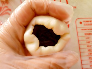 13、蛋黄酥,包入豆沙蛋黄馅，收口捏紧。