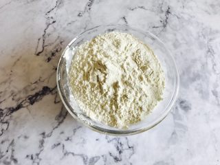1、自制酥皮版蛋挞,面粉 过筛 准备好