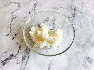 2、自制酥皮版蛋挞,黄油40g 准备好,需要室温软化!猪油也可以哦,或者起酥油。