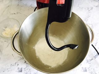 4、自制酥皮版蛋挞,把面粉、糖、盐混合 将提前软化好的40g黄油加进去