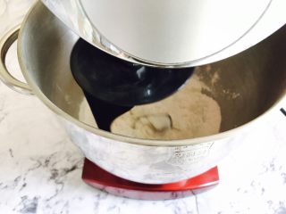 5、自制酥皮版蛋挞,如果是厨师机,就低俗搅拌均匀。用手的话稍微抓匀就可以