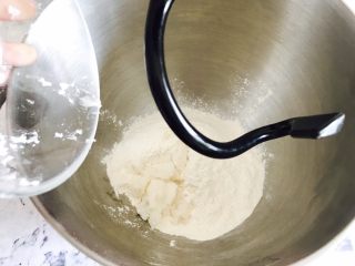 6、自制酥皮版蛋挞,倒入清水,揉成面团