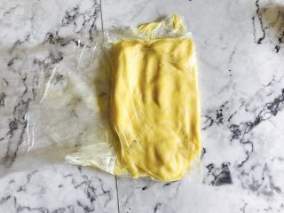 10、自制酥皮版蛋挞,如果是冷藏拿出的 擀几下就可以