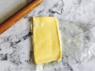 11、自制酥皮版蛋挞,擀成长方形或正方形 厚度在3毫米左右。整形好放冰箱冷藏会 让黄油变硬