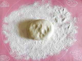 12、自制酥皮版蛋挞,松弛好的面 拿出来 底下铺薄薄一层面粉防粘