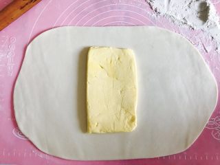 14、自制酥皮版蛋挞,将冷藏好的黄油放中间