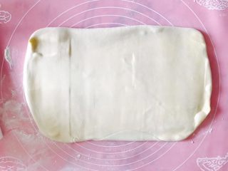 17、自制酥皮版蛋挞,然后擀开 从中间往四角擀 成长方形