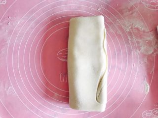19、自制酥皮版蛋挞,叠好 装保鲜袋冷藏松弛20分钟。然后再重复17-19步骤 两次!每次都有松弛20分钟哦