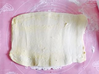21、自制酥皮版蛋挞,擀开!出现这种情况很正常 经过反复对折 皮里夹着黄油 面皮比较薄 没有关系 不影响效果