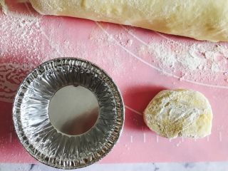 23、自制酥皮版蛋挞,切一块 朝上的面要粘些面粉 放在蛋挞模子或这种蛋挞托