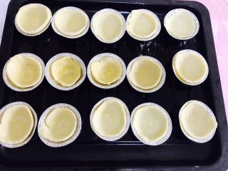 24、自制酥皮版蛋挞,就是这个样子 一次性的蛋挞托比较软 不太好捏