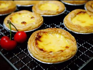 26、自制酥皮版蛋挞,倒7分满 220度 25分钟左右。每个烤箱温度不同 自己调节哦