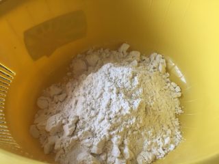 3、让你欲罢不能的欢乐土豆球,加入糯米粉；