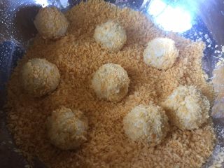 7、让你欲罢不能的欢乐土豆球,放入面包糠中，滚下，裹满面包糠；