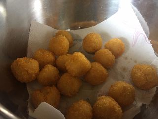 11、让你欲罢不能的欢乐土豆球,放入铺好厨房纸的盆中，吸取多余的油分；