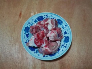 1、天太冷了~喝碗花椒萝卜骨头汤,五百克猪骨头冲洗干净