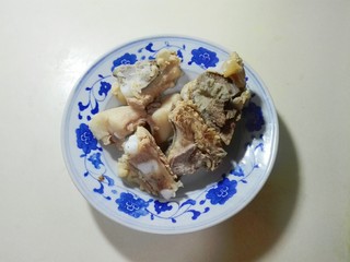 2、天太冷了~喝碗花椒萝卜骨头汤,和冷水一起烧开撇去浮沫,再温水冲洗干净