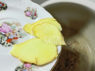 6、天太冷了~喝碗花椒萝卜骨头汤,取砂锅,放姜片