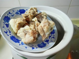 9、天太冷了~喝碗花椒萝卜骨头汤,放猪骨头