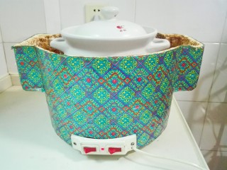 12、天太冷了~喝碗花椒萝卜骨头汤,把砂锅移到电焐锅里面,高火烧一个小时