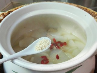 21、天太冷了~喝碗花椒萝卜骨头汤,放鸡精,盛汤碗里