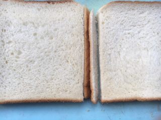 3、开放式果缤纷三明治,切去两片吐司中间的边