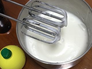 2、紫葡萄玉枕蛋糕,高速搅拌50圈,蛋白变白,出现下垂的弯钩再加15克细砂糖。