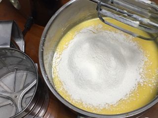 7、紫葡萄玉枕蛋糕,过筛低筋粉,用打蛋器打至糊状。
