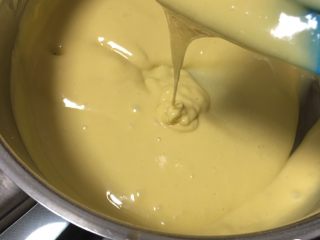 8、紫葡萄玉枕蛋糕,再用刮刀翻拌均匀。