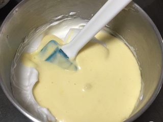 11、紫葡萄玉枕蛋糕,翻拌好的蛋糕糊倒回蛋白中。