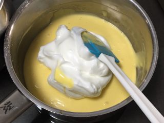 9、紫葡萄玉枕蛋糕,取三分之一的蛋白进蛋黄糊中。