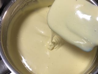 10、紫葡萄玉枕蛋糕,用翻拌的手法拌匀蛋糕糊。