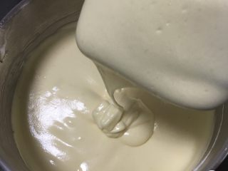 12、紫葡萄玉枕蛋糕,继续翻拌50次左右,蛋糕糊就完成了。