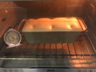 15、紫葡萄玉枕蛋糕,烤制10分钟,拿出用刀划一刀,便于开口。