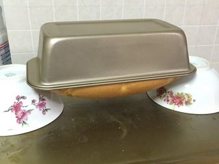 16、紫葡萄玉枕蛋糕,烤完立即倒扣放凉,冷却后再脱模。