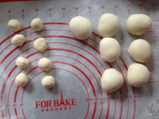 5、仿真蘑菇包,面团发酵好后,取出面团,排气,然后分成10个25克和10个5克的面团,滚圆