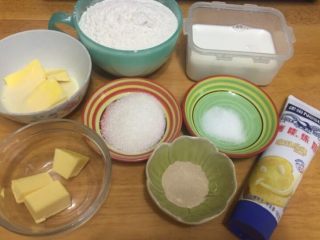 1、蔓越莓面包,准备全部材料，蔓越莓干泡水或泡兰姆酒，大约20分钟