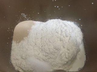 2、蔓越莓面包,将主料里除黄油外其它材料放入面包桶中，和面功能大约30分钟