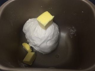 3、蔓越莓面包,之后放入主料里面的黄油，继续揉面20分钟