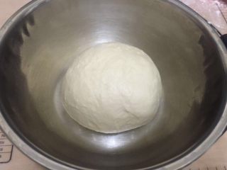 4、蔓越莓面包,揉好的面放微暖的地方发酵1小时