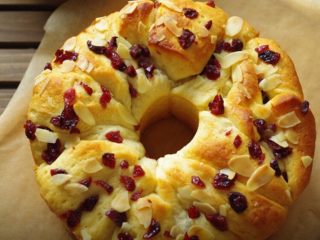 12、蔓越莓面包,预热烤箱后，180度上下火烤至35分钟