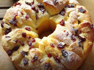 13、蔓越莓面包,晾凉后撒上些糖粉即可