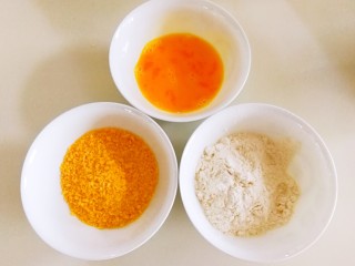 2、江南名小吃～炸年糕,鸡蛋打散，其他材料放碗里备用