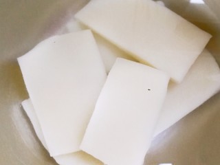 4、江南名小吃～炸年糕,捞出来放在冷水里泡一下，这样年糕比较Q弹