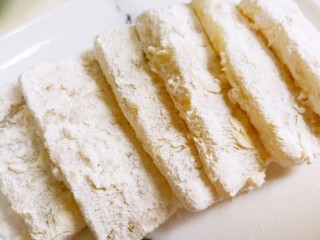 5、江南名小吃～炸年糕,把年糕片放在面粉里面裹一下，让四周裹满面粉