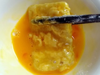 6、江南名小吃～炸年糕,然后裹满鸡蛋液